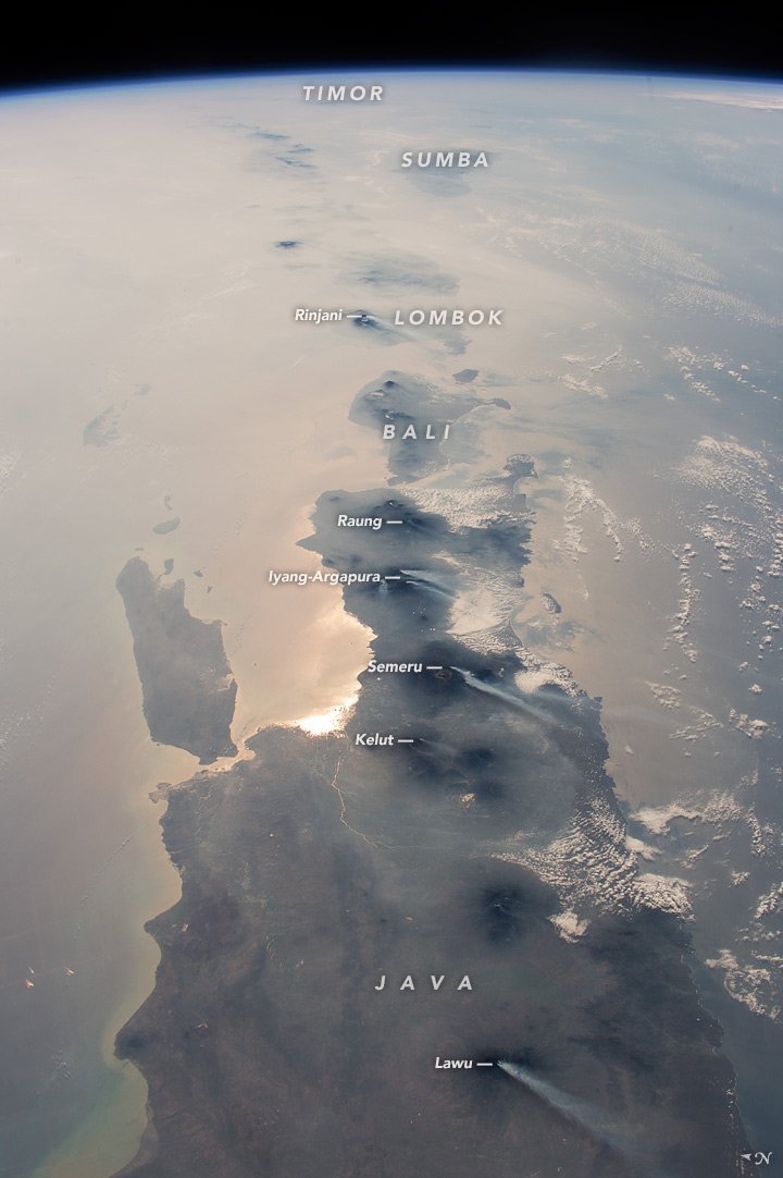 NASAEarth's tweet image. Night, day, and hazy images of #Java, the geographic and economic center of #Indonesia. go.nasa.gov/2MQJwL7 go.nasa.gov/2wpVQrq go.nasa.gov/2Lv4Hxw