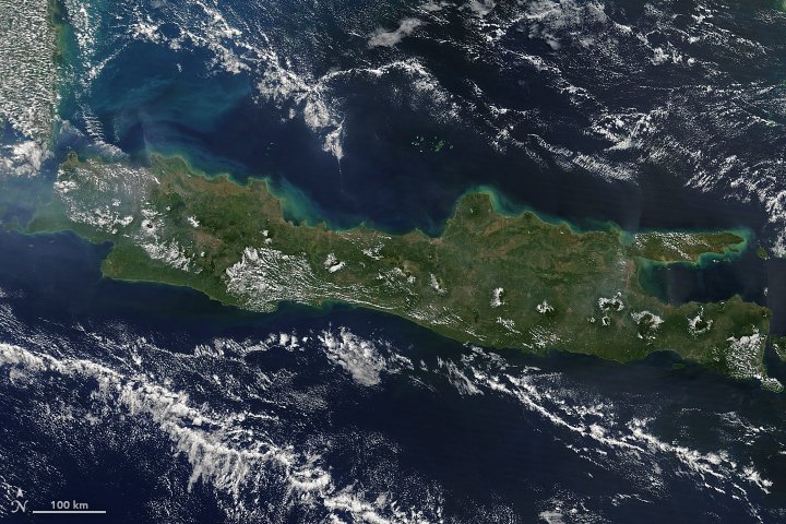 NASAEarth's tweet image. Night, day, and hazy images of #Java, the geographic and economic center of #Indonesia. go.nasa.gov/2MQJwL7 go.nasa.gov/2wpVQrq go.nasa.gov/2Lv4Hxw