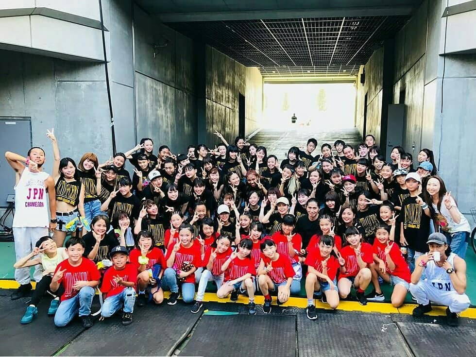 Kazz1410's tweet photo. そして、Actdancerの皆もありがとう！

Actでも、TRFの時も皆と同じステージで、同じ空間を共有して、一緒に楽しめたのは最高だった！！

こんな素敵な経験をさせてくれるSAMさん、CHIHARUさん、ETSUさんにはいつも感謝です。
ありがとうございます🙏

2018年、最高の夏の締めくくりに乾杯✨🍻🎶 https://t.co/izZ6fUNQkp