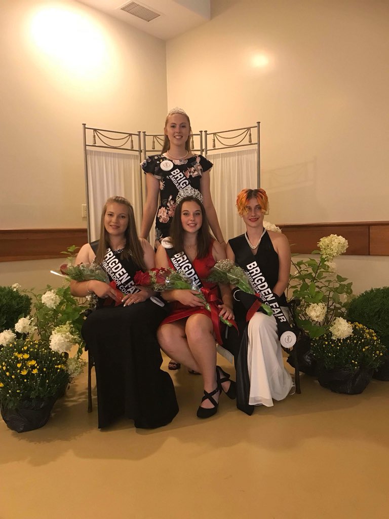 I am so thankful to have been given the opportunity to represent Brigden Fair and Moore Agricultural Society this last year. Today, I passed on my crown to Eve Petit, our 2018-2019 Brigden Fair Ambassador! 
-J👑