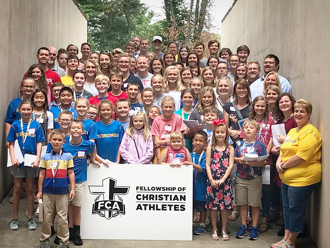 southernkyfca's tweet photo. Nearly 80 student and adult FCA leaders from 19 different schools gathered to be equipped for gospel ministry on their campuses! Pray as God empowers them to reach coaches, athletes, and all whom they influence across SCKY this school year! #sckyfca #fcahuddle #fcastrong https://t.co/orPuU2NU0Y