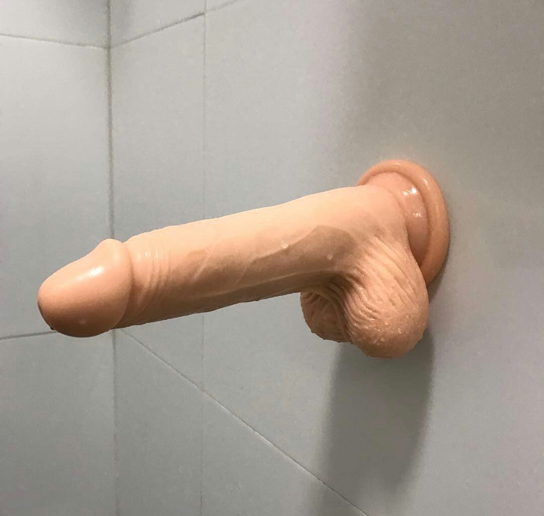 model_loo's tweet photo. 어제 샤워하고 나오자마자 섹스하느라 올리지 못했던 나(검정)와 중국년(하얀) 그리고 우릴 즐겆게 한 그놈 ㅋㅋㅋ https://t.co/qDoGBDj2fD