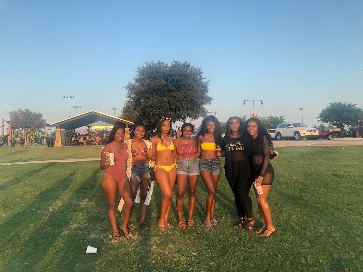 _taralee's tweet photo. Splash of melaninโ๏ธ #KERRBEACH2K18 https://t.co/stVRtDb0Lz