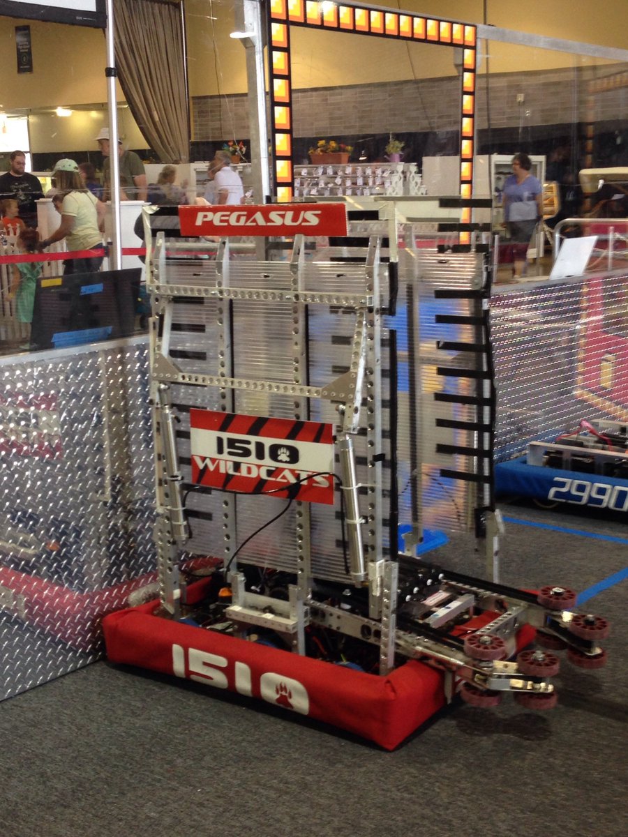 frc1510's tweet photo. This demo @OregonStateFair is giving us flashbacks ;). Thank you teams CTEC Robotics, @Hotwire2990 and @Team997 for coming. #frc #omgrobots https://t.co/AkcIVBYPzb