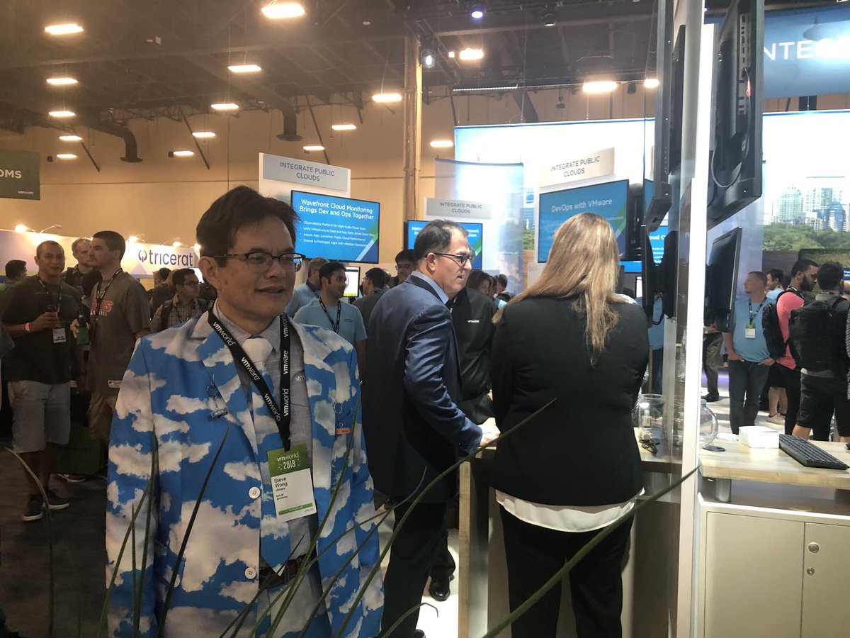 cloudnativeapps's tweet photo. @VirtualMerlin explains the value of #PKS to @MichaelDell during #vmworld #containersquad #VKE https://t.co/Zqvl2ai4h2