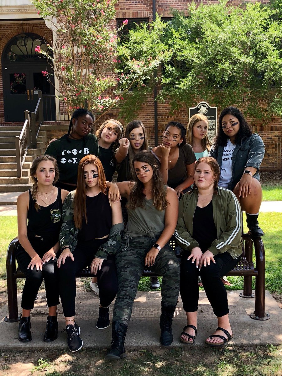 Can’t imagine my life without these strong women by my side. #buildingstronggirls #GoGreek #gogammaphi #GPhiJoeday 💚🖤💚🖤