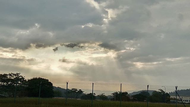 Wet Monday morning but is over with the sun piercing through the thick cloud. Have a great day ahead everyone!
#sunrays #landscapephotography #getoutside #whywelovenature #earthescope #sunshine #landscapelovers #scenery ift.tt/2P8iaNU