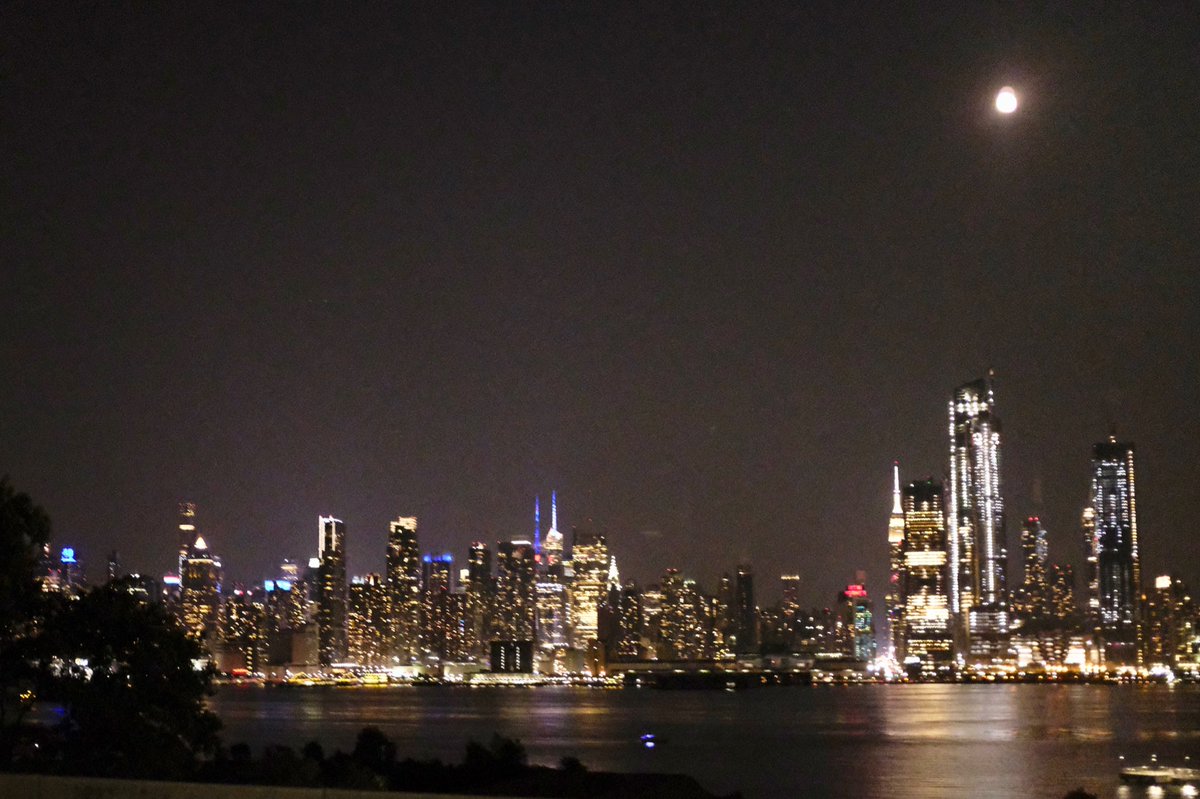 nycgov's tweet photo. Full moon over Midtown tonight. #cityofdreams https://t.co/3uFNHdDeIv