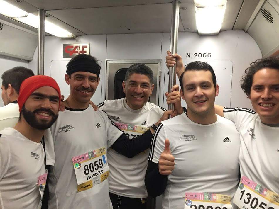 El padre Luis Fernando fue uno de los 42,000 corredores que participaron en el <a href="/MaratonCdMx/">Maratón de la Ciudad de México Telcel</a>. Un gran beneficio que le ha dejado el ser runner es la AMISTAD. #MaratonCDMX #MenInBlack #OrgulloUP