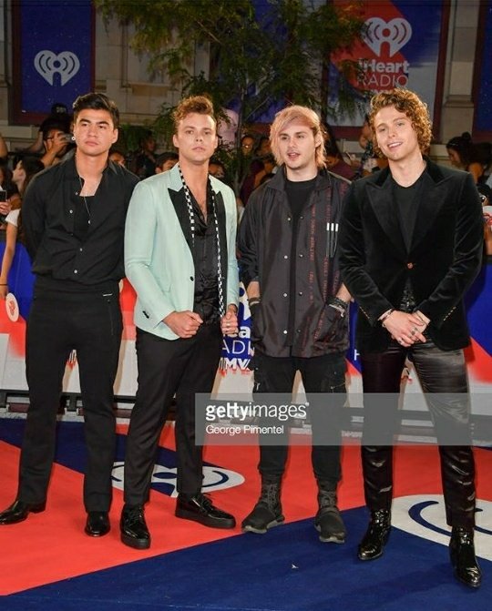 hemmingslyla's tweet photo. Eu tô muito fora de me #iHeartRadioMMVAs #MMVAs #FFGroup5SOS https://t.co/VsOszgJmtR