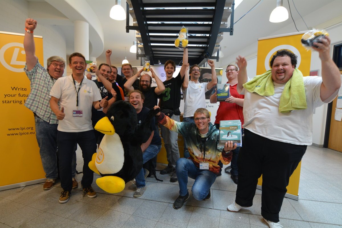 LPI_CE's tweet photo. Das war noch mal ein packendes Sonntags-Finale im #LPI-Quiz @froscon. Glückwunsch allen Gewinnern und danke an die Preis-Sponsoren an beiden Tagen, @ThomasKrennAG und @rheinwerkverlag #froscon13 https://t.co/R5tJfmFv6e