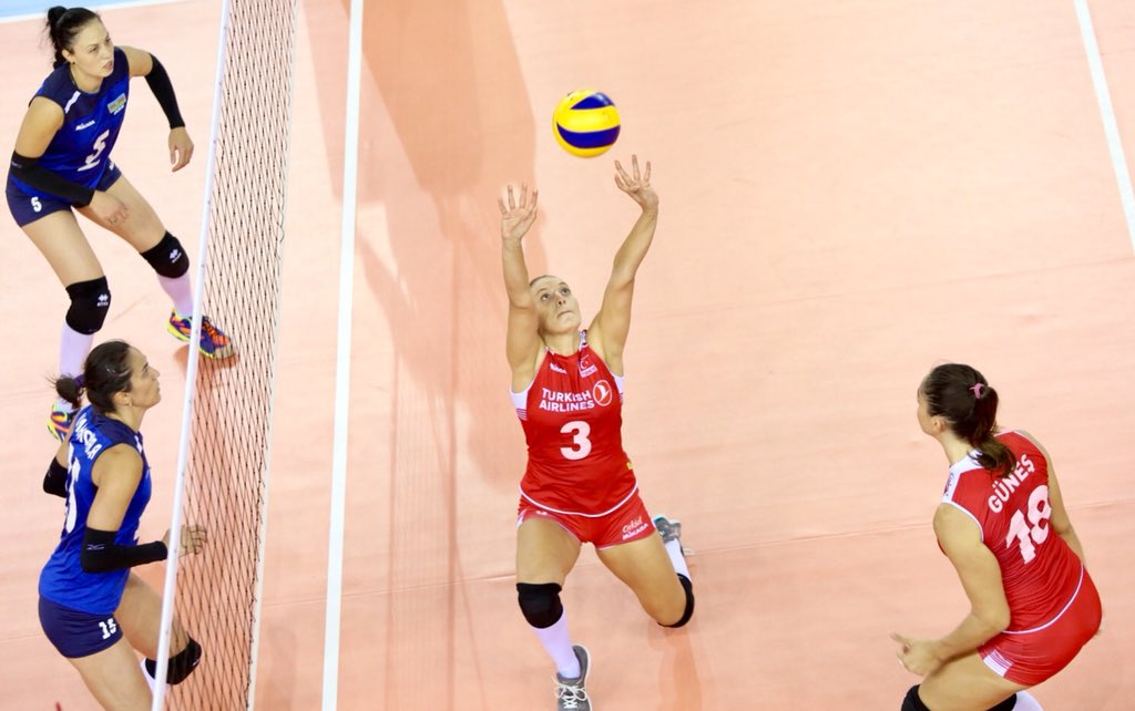 Maestro! 👑
<a href="/cansu_ozby/">Cansu Özbay</a> #BizimKızlar #GloriaCup
📷: <a href="/TVForgtr/">Türkiye Voleybol Federasyonu</a>