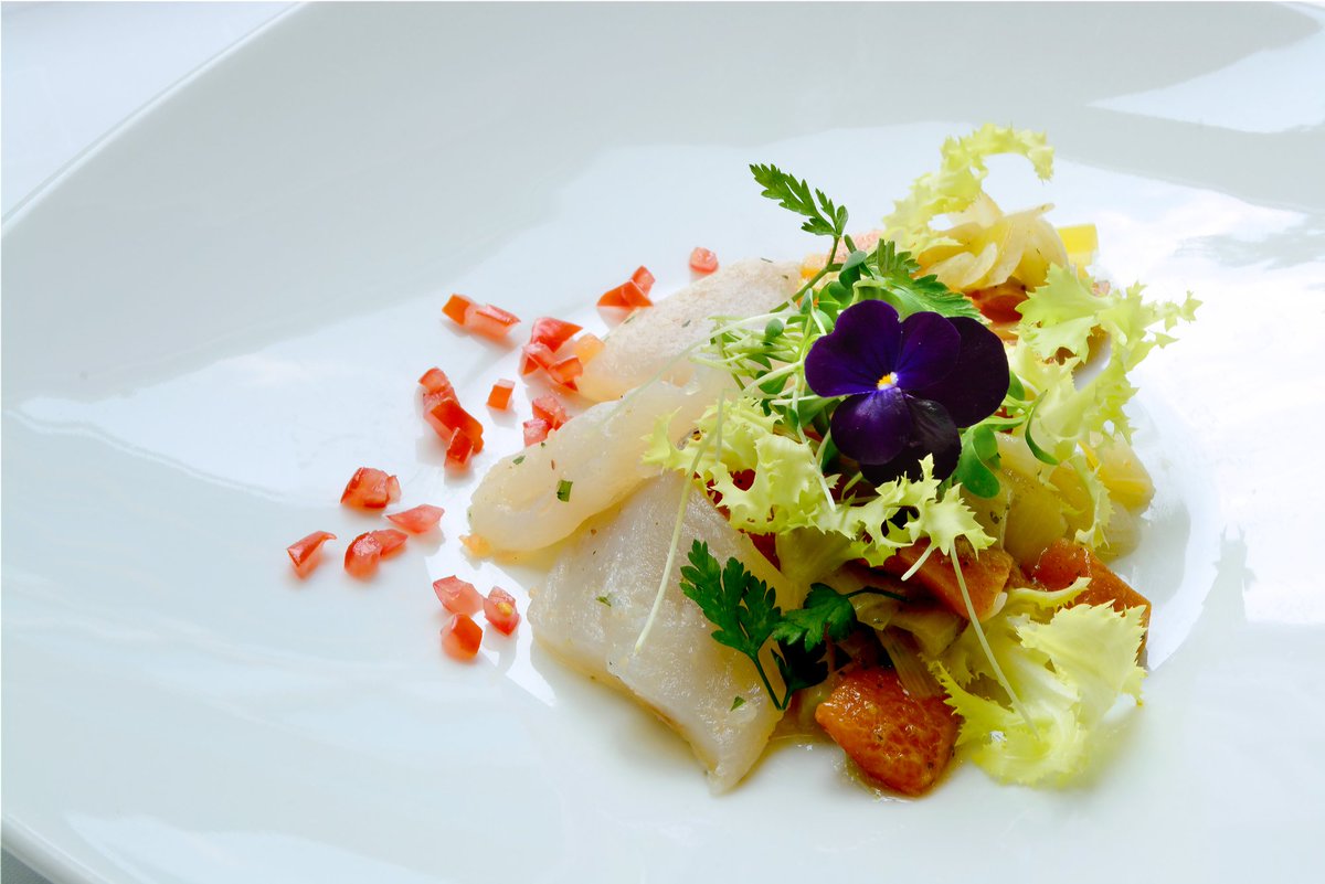 LePoissonZH's tweet photo. Guten Morgen! Diese Woche in unserem Business-Lunch Menü "Marinierte Eglifilet mit Aprikosen – Lauchsalat und Gurkensorbet" - einfach deliziös! 😋🍴
https://t.co/qyjPIuYh12   Wir wünschen Ihnen einen guten Start in die Woche!
#zurich #menu #businesslunch #lepoisson #restaurant https://t.co/cmKTDaNVCv