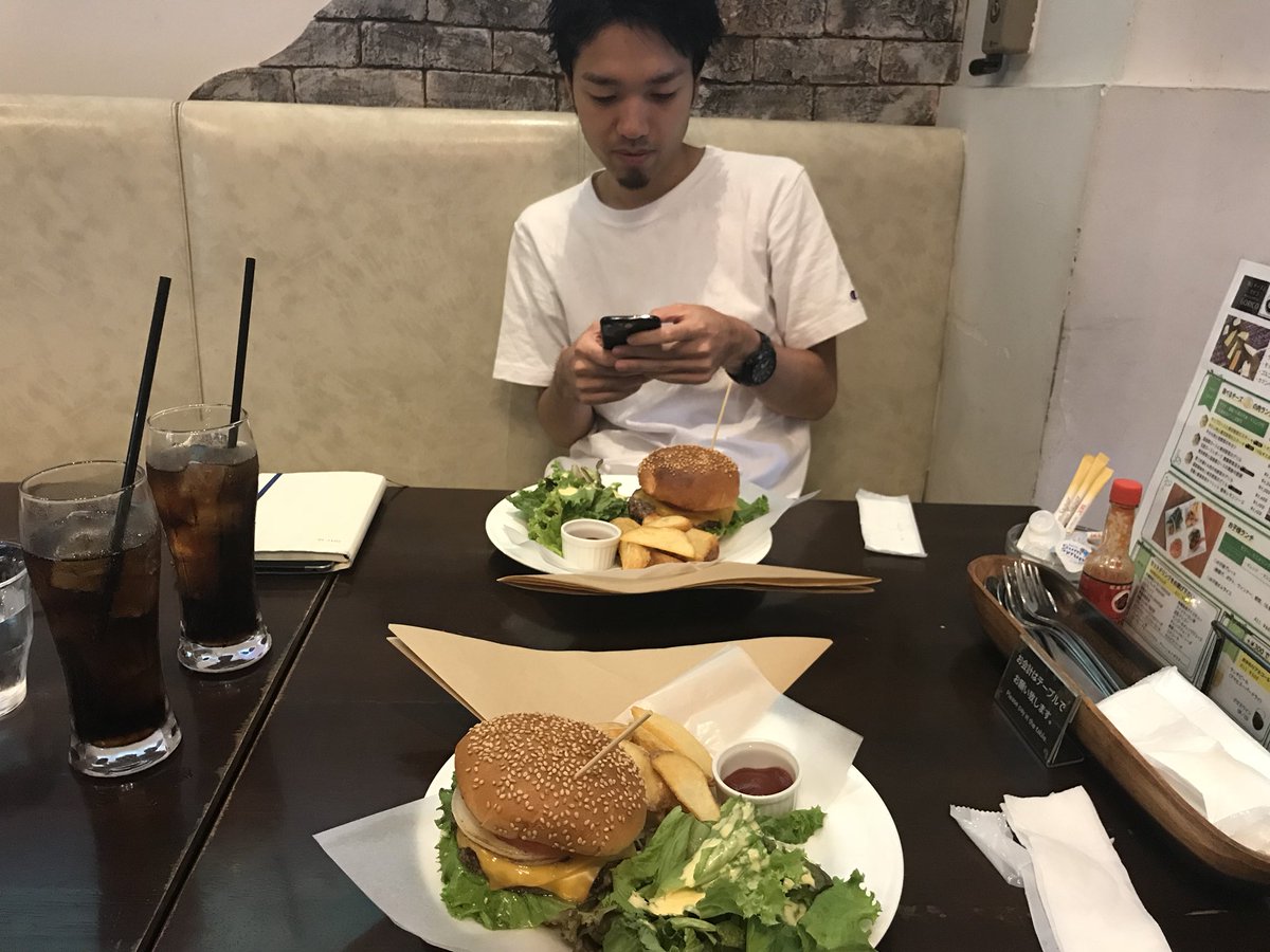 今日のランチはグランドトレーナー勝村さん（@lq7nktgmpW8CCzF ）と自由が丘のゴリラ🦍のマークのバーガーコングに行きました！そして #Tabasco かと思ってかけようとしたら #gorisco でした。ハンバーガーはやっぱ美味しい！
#ドクターストレッチ
#自由が丘
#暇さえあれば勝村さんを誘っちゃう