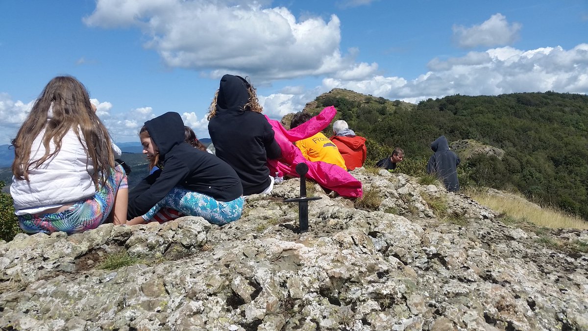 ConsValTrebbia's tweet photo. Ieri #escursione al #MonteGifarco (#Fontanigorda), riuscitissima con un bel sole a splendere sulla #ValTrebbia dopo l'allerta meteo!
Tanto divertimento per le numerose #famiglie che hanno potuto scoprire la #SpadaNellaRoccia sulla cima!
#ViaggioInValTrebbia #ConsorzioValTrebbia https://t.co/9PZ0sRwDel