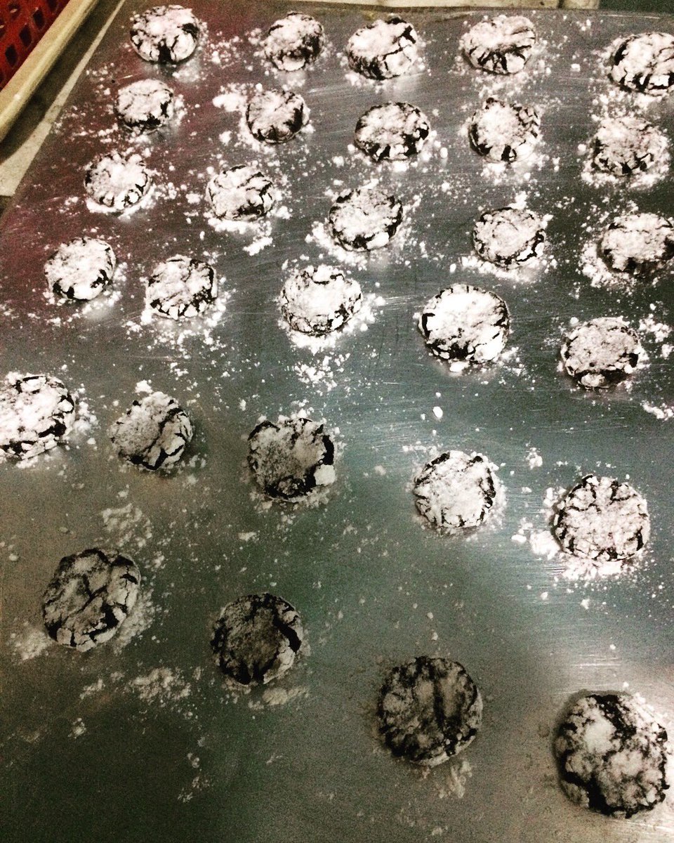 mcmangu30's tweet image. Freshlybaked chocolate crinkles #sold #bitesize #onlinesellerph🇸🇽 #onlinebakedshopph🇸🇽 #bakingislife😍 #bakingisfun😂