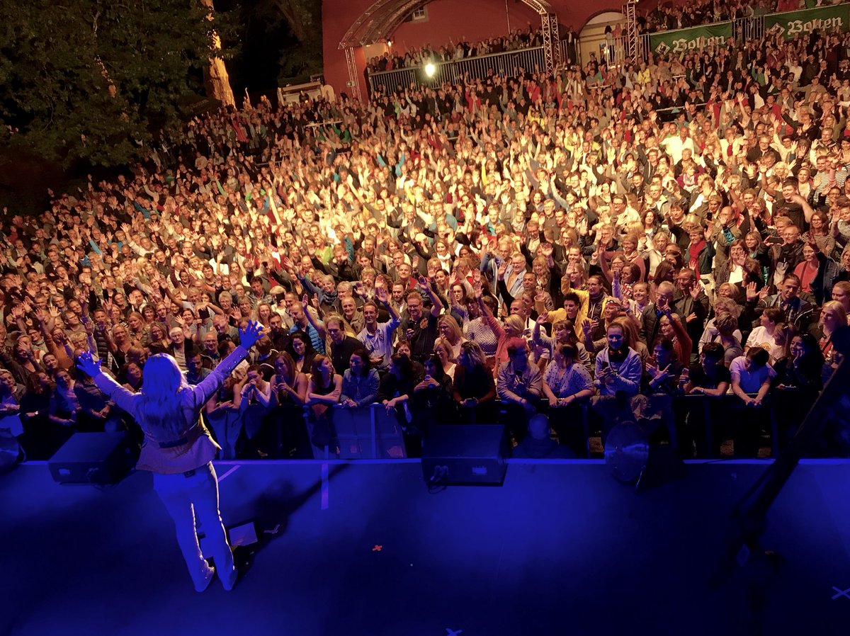 barneydrums's tweet photo. Mönchengladbach 📸
So, last night was the final show of our summer run... once again, it’s been beyond special & big thanks to all the audiences who’ve brought such great energy to every venue we played. See you soon !
@AnastaciaMusic #EvolutionTour2018 https://t.co/3Tr47WjXd8