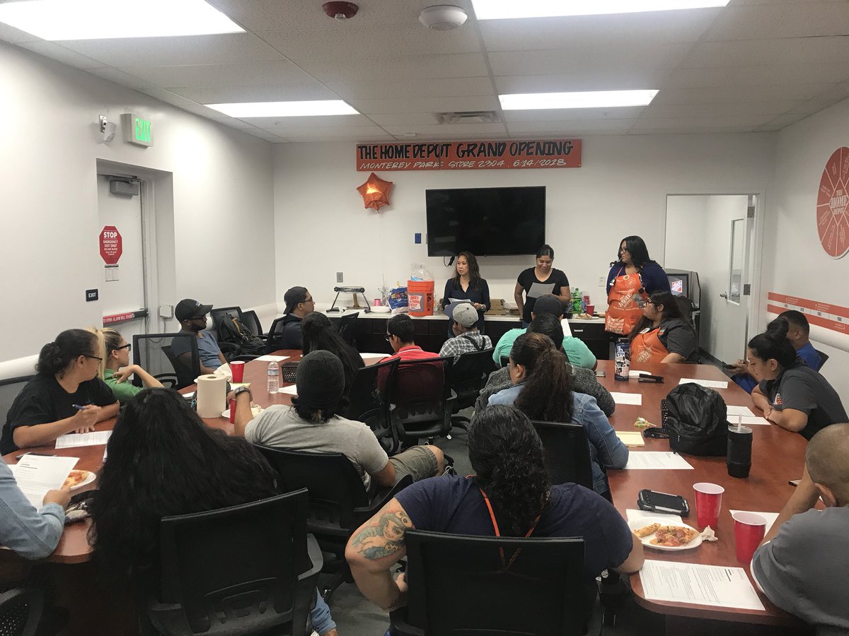 letycruz31's tweet photo. We have tripled our service desk staff and Mariana and Kim are committed to our associates and our customers. Having a service desk and puller alignment meeting so every one has the right tools to succeed! @Vinbaby18 @lupeadiaz @juanitaajackson https://t.co/prBqXLeLeL