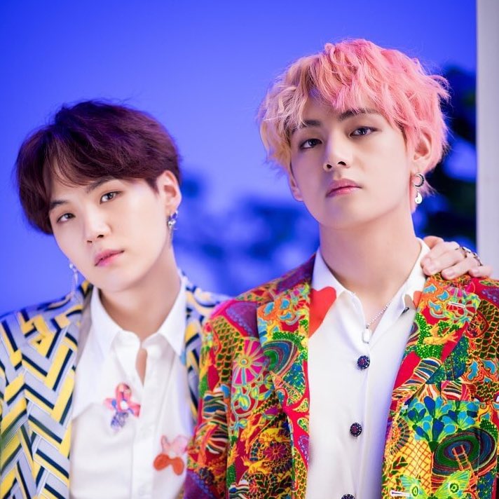 daegu_x's tweet photo. ไม่มีคำไหนจะพูดนอกจากคำว่า ‘เหมาะสมกันที่สุดแล้ว’ 😭😭😭😭😭😭
#TAEGI #VGA 🐯🐱🤘🏻👍🏻💜 https://t.co/UApD8bhlhP