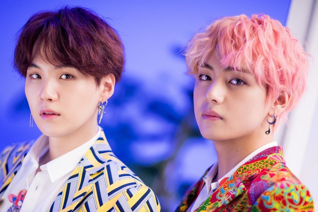 daegu_x's tweet photo. ไม่มีคำไหนจะพูดนอกจากคำว่า ‘เหมาะสมกันที่สุดแล้ว’ 😭😭😭😭😭😭
#TAEGI #VGA 🐯🐱🤘🏻👍🏻💜 https://t.co/UApD8bhlhP