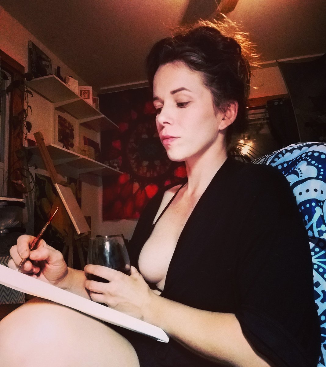 NicoleF46628893's tweet photo. Late nights always bring out the creativity.. Starting some new pieces and finishing some old.. Feels good to let the crazy out!! #creativewomen #sexyartist #ilovemakingthings #createinspire #beautyineverything #loveyourself #expressyourself #art #painting #womenartist https://t.co/IfF1yl0Jbc