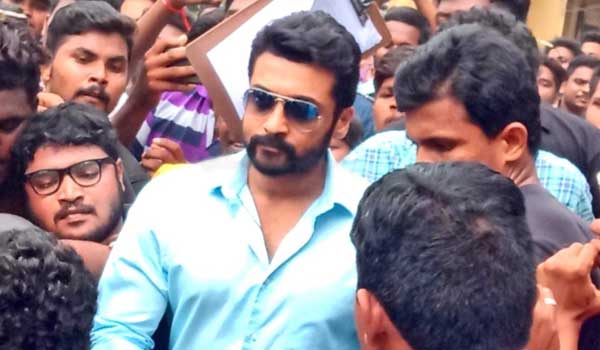 dinamalarweb's tweet photo. செல்வராகவன் டுவிட்டால் சூர்யாவை பார்க்க குவிந்த ஆந்திர ரசிகர்கள் #suriya #andhrafans #ngk https://t.co/s9XkmYq5K9 https://t.co/vIhIKhxJjK