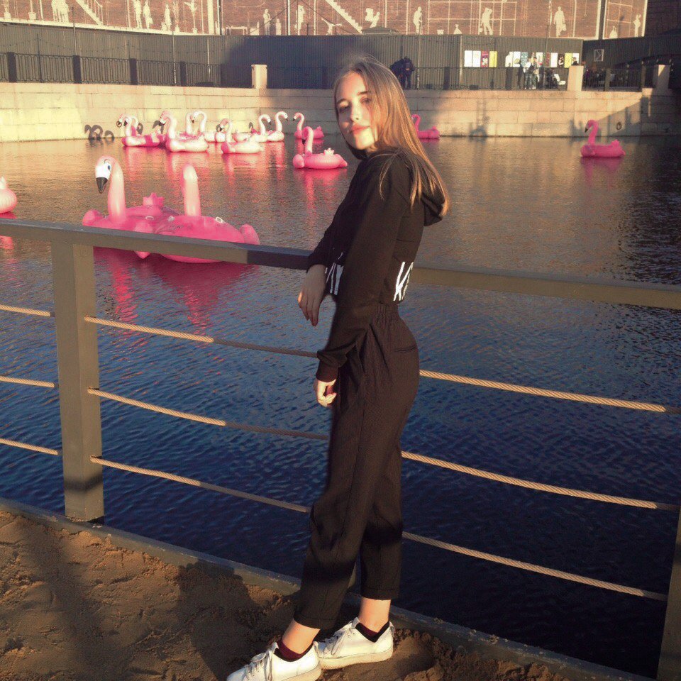 SadGirl_8's tweet photo. Так жалко читать чужие твиты ребят, у которых не сложилось лето #сентября всем🤓🤓🤓 https://t.co/DDOobbI3jn