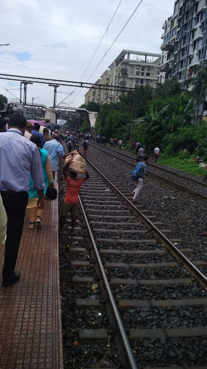 piyal's tweet photo. In Bidhan nagar road station in #Kolkata peple are dangerously crossing lines due to shortage of space in platform no 3. @drmsdah @RailMinIndia @RailwaySeva @EasternRailway @PiyushGoyal @PMOIndia https://t.co/5yh2FdOb4k