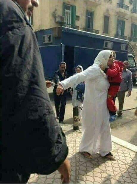 UstAkilOyunlari's tweet photo. Mısır'da Sisi'ye karşı çıktığı,darbeyi lanetlediği için bir KADIN idama gidiyor. İdamdan önce son kez çocuğuna tek elle sarılıyor. Çocuğunu son kez görüyor. 
Dünya duydu mu? Hayır
Kadın dernekleri bir şey söyledi mi? Hayır.
Basında haber oldu mu? Hayır.
Çünkü müslümanlar uyuyor https://t.co/iHlwQ1m5hI