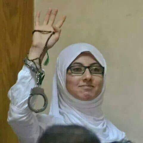 Mısır'da Sisi'ye karşı çıktığı,darbeyi lanetlediği için bir KADIN idama gidiyor. İdamdan önce son kez çocuğuna tek elle sarılıyor. Çocuğunu son kez görüyor. 
Dünya duydu mu? Hayır
Kadın dernekleri bir şey söyledi mi? Hayır.
Basında haber oldu mu? Hayır.
Çünkü müslümanlar uyuyor