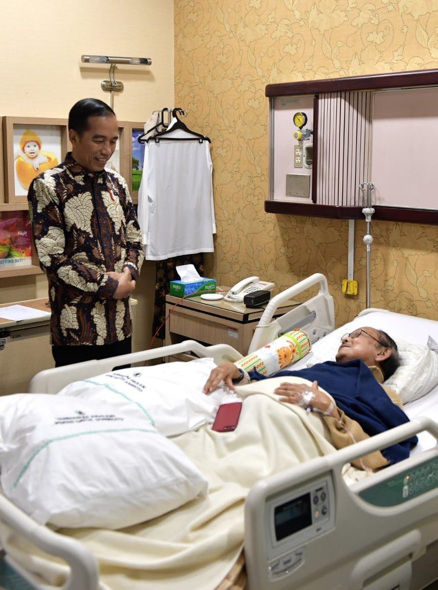 Sudah tiga hari ini Bapak BJ Habibie dirawat di rumah sakit karena kelelahan. Syukurlah, beliau sudah berangsur pulih. Saat saya besuk di RSPAD Gatot Subroto, tadi, kami bahkan bertukar pikiran mengenai pembangunan sumber daya manusia kita.

Semoga cepat sembuh Pak Habibie.