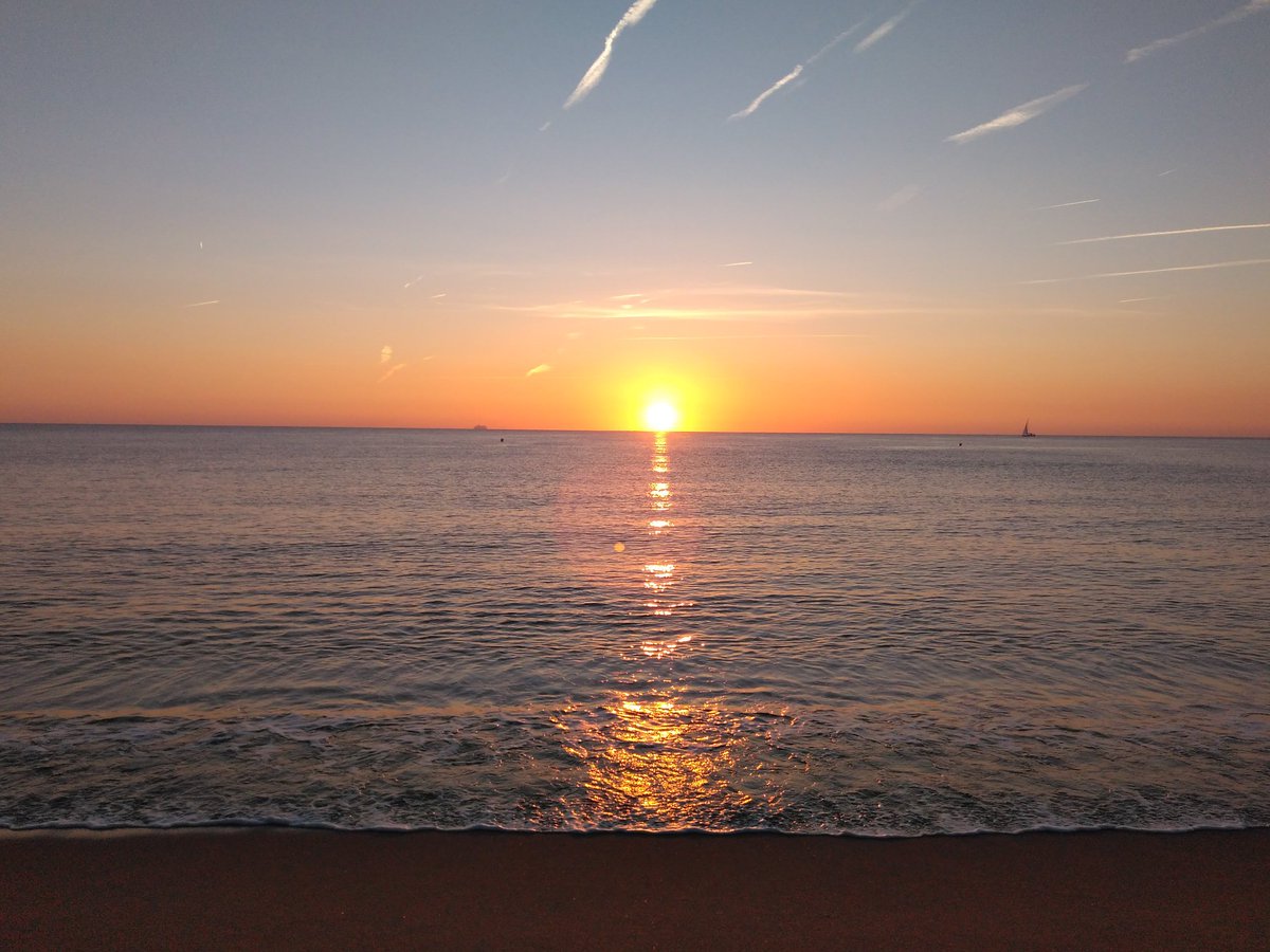 deArteagaMarga's tweet photo. @Merchedemelilla @Trasme_oficial @3S5pepe @celesgalan64 @isabelsuarez86 @Mac3427Milagros @HOSTALPERSAL @PaquiTorres6 @conchi_panadero @marijose7615 @sobrino_antonio Buenos días, Merche 😘😘 muy feliz lunes a tod@s ☀🌊💙 https://t.co/uqBihhl8ie