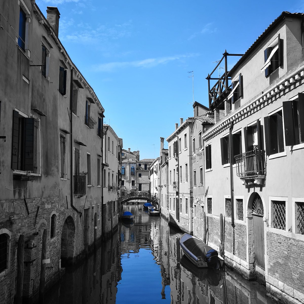 Good morning from #Venice...I see blue...Happy Monday and Happy Name-Day to all my friends who are called Monica....you are too many!!!

#aphotoofveniceaday