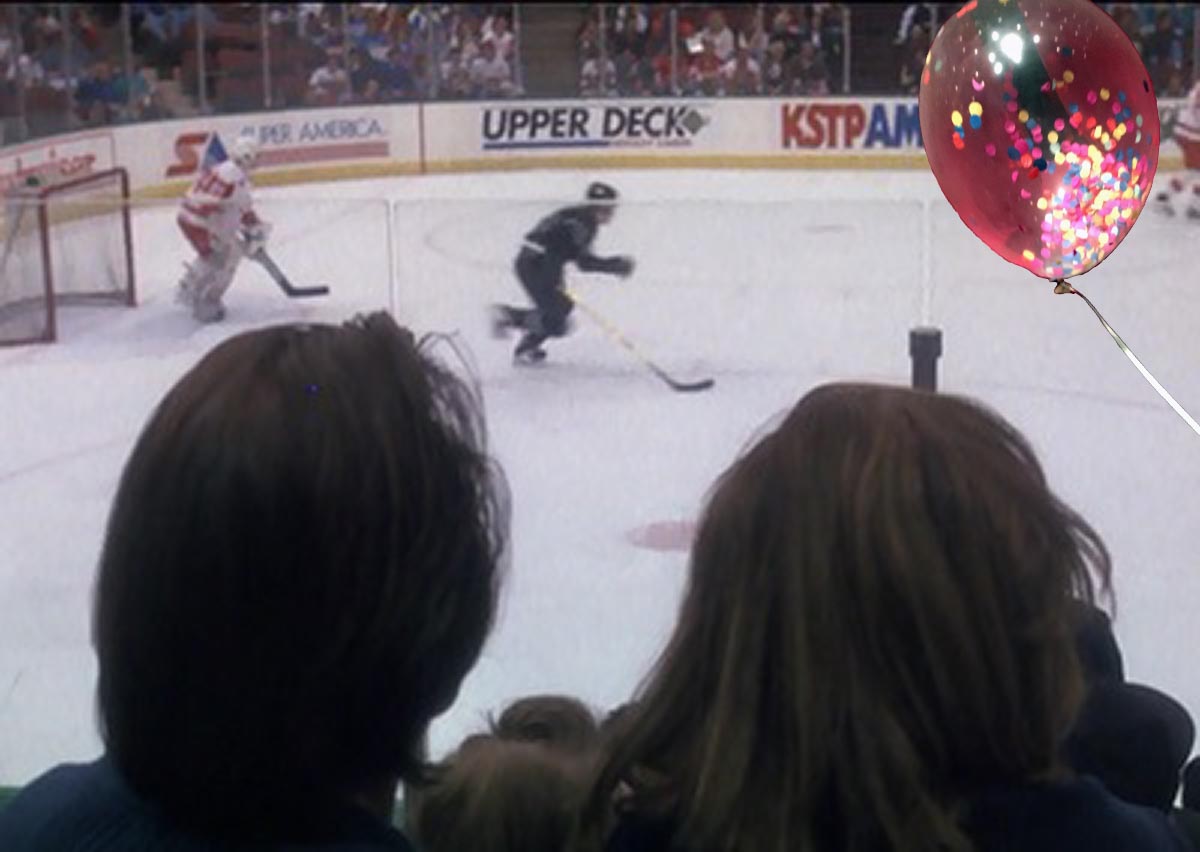 SadBalloonMovie's tweet photo. Oh no. They're at a North Stars match. There's a Budweiser ad. Someone in this shot is doomed.

#UntamedHeart #ChristianSlater #MarisaTomei #RosiePerez #MinneapolisSchmaltzMovieBalloon @SadMovieBalloon https://t.co/bpSXNYjULZ