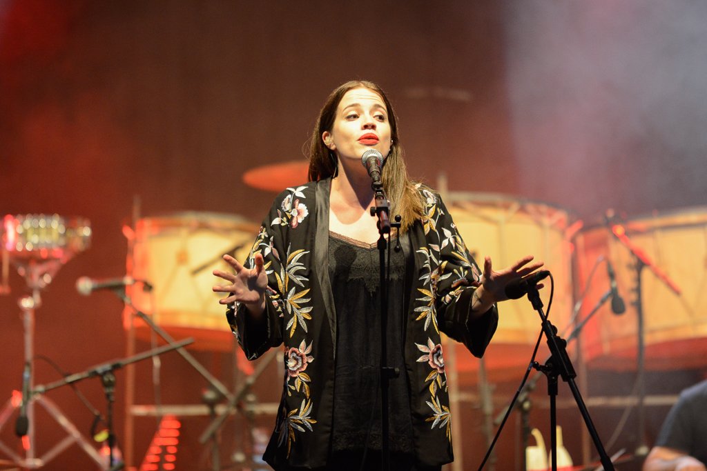 Cultura_Coruna's tweet photo. Galería | Acabou a romaría, acabáronse as festas de #MaríaPita18. A última tarde tivo xogos tradicionais, torneo de chave e os concertos de @Samaruas e SondeSeu Orquestra Folk. https://t.co/vAsX1Gszsj https://t.co/FxpOfIk7hz