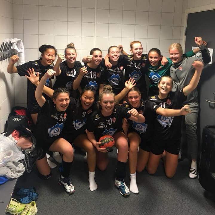 J16 er kvalifisert for TrønderEnergi Toppserie. Jentene spilte kamper i Utleirahallen i Trondheim i helga. Laget fikk andreplass i sin pulje, der tre av fem lag kvalifiserte seg. Sterk prestasjon av samarbeidslaget mellom #sportsklubbenrollon og <a href="/AkslaIL/">Aksla IL</a> 👏👍🤾‍♀️
