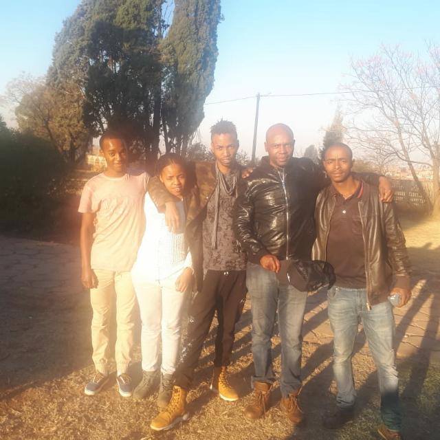 Sandile19701684's tweet photo. My family short with Mom😭😭😭I miss u Ma https://t.co/fmGhY9S10c