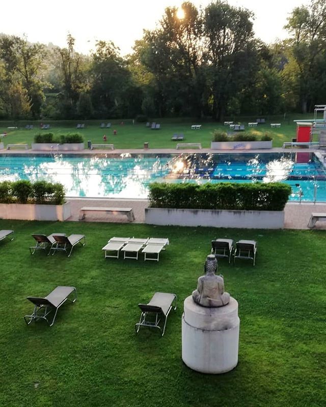 Langsam zieht der Herbst ein 🍃 Aber bevor es soweit ist, setzt sich die Sonne ☀️ noch ein paar Mal durch! Perfektes Wetter um die Kombination aus Frei- und Innenbereich voll zu genießen 😍 .
#asiaspaleoben #montagmorgen #freibereich #wasserspaß #esher… ift.tt/2PG8QSz