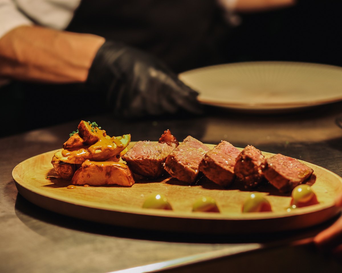 ARUMEBARCELONA's tweet photo. Empezar así la semana "entrecot de ternera gallega, marinado ravalero, patatas rústicas, chimichurri y tomates aliñados"  #bcngourmet #foodiesspain #spainfoodies #bcnexploradores #bcnrestaurants #barcelonaexplorers #gastronomy #foodlovers #foodpics https://t.co/hHns91YNSv