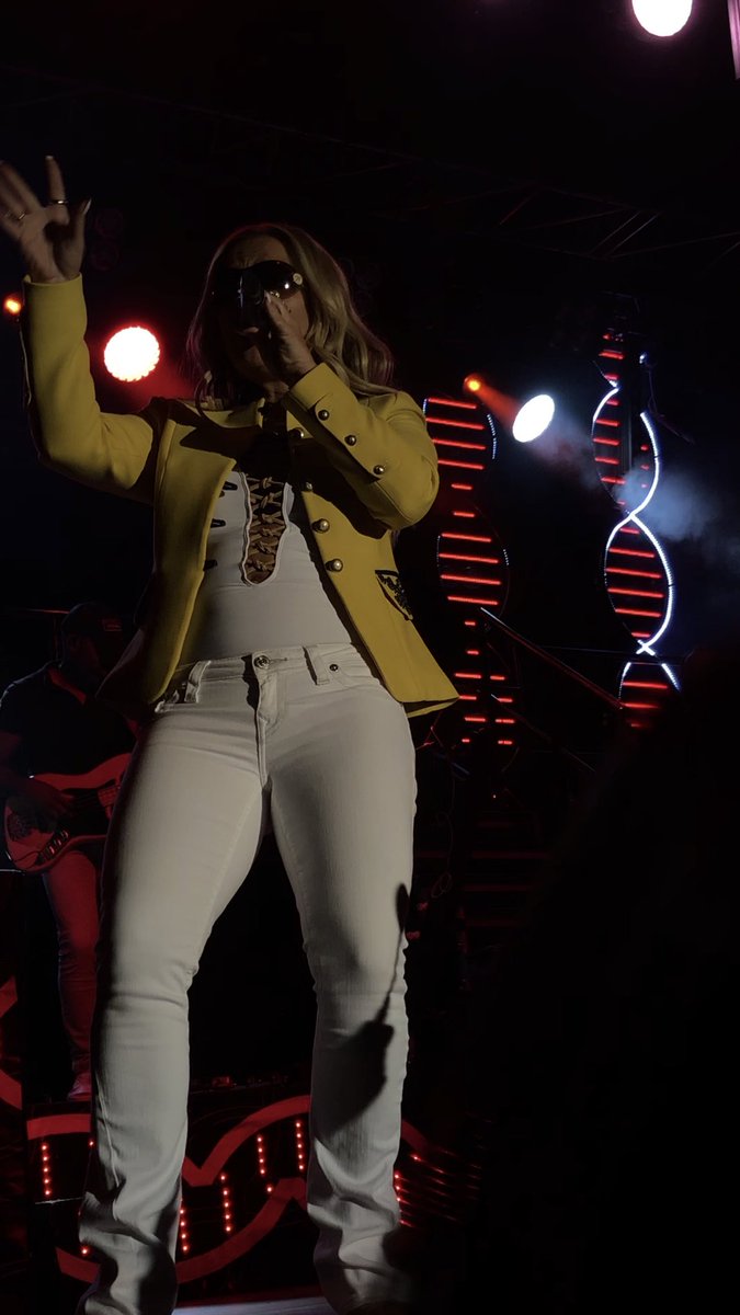 xxLissxxM's tweet photo. We were twinning yesterday 🤟🏼😜♥️♥️♥️ #EvolutionTour2018 #Mönchengladbach https://t.co/Rsg2NESS3V