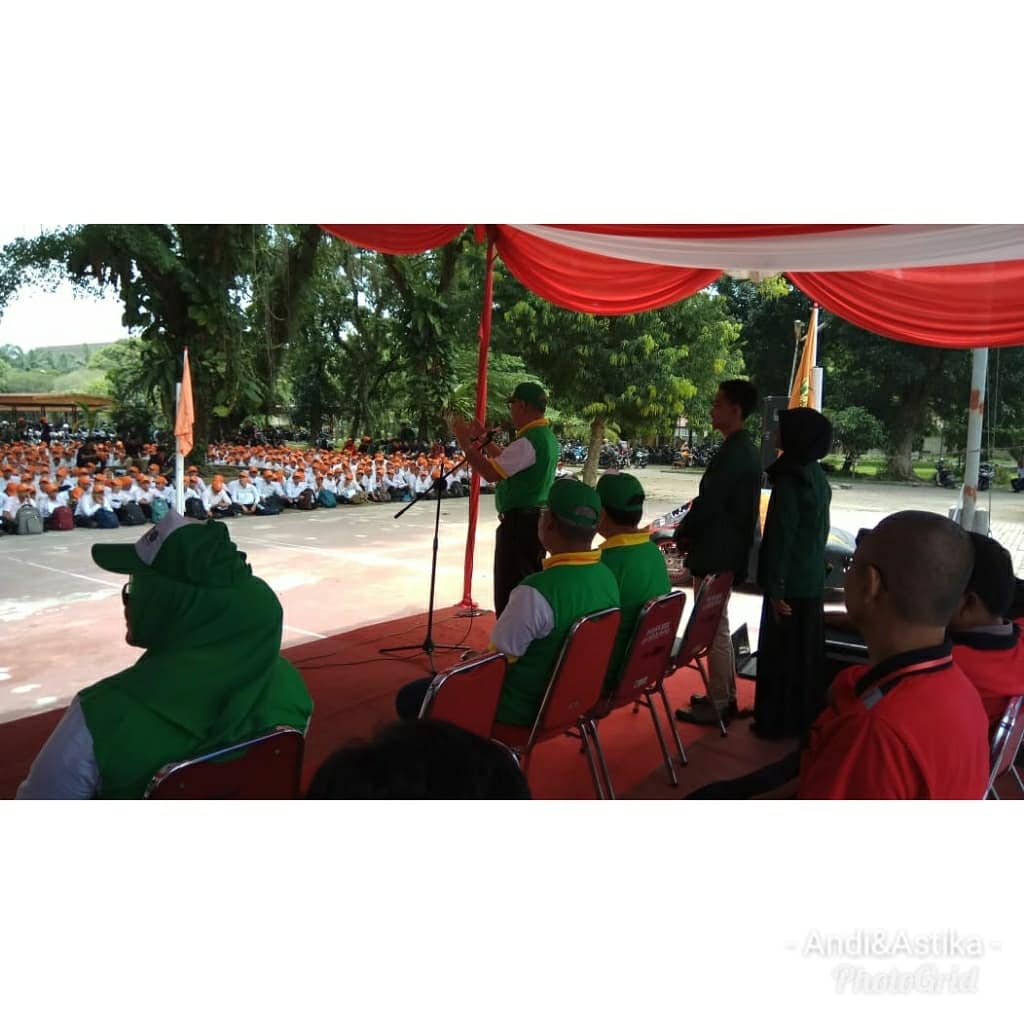 DteusuOfficial's tweet photo. Selamat datang mahasiswa baru USU 2018 #Pkkmb2018 #universitassumaterautara #fakultasteknik @fahmimn https://t.co/AN8yVLCHTs