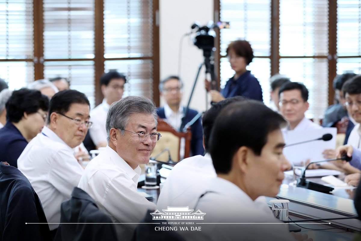 수보회의에서 태풍 솔릭에 대한 대비를 잘 해 준 공직자들의 노고와 국민들의 협조에 감사를 전했습니다. 국민연금개혁에 대해서도 몇 가지를 당부했습니다. 국민연금의 주인은 국민이므로 국민적 동의와 사회적 합의를 통해 추진한다는 긴 관점에서 임해야 합니다. goo.gl/nHyf2d