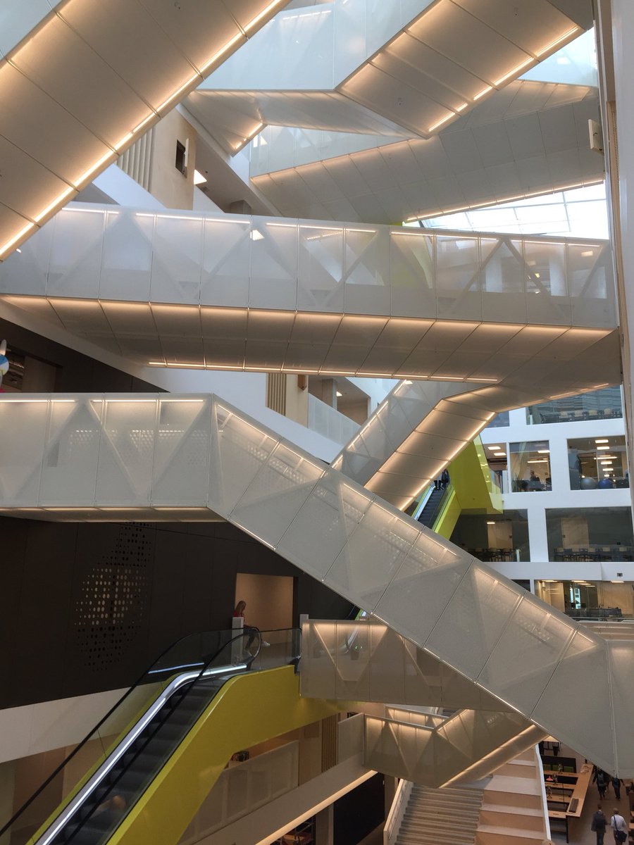 bartalberink's tweet photo. Nieuwe gebouw Waarin oa School voor Journalistiek zit. Voel me net Harry Potter. #zweinstein https://t.co/Fk5ShLxVKt