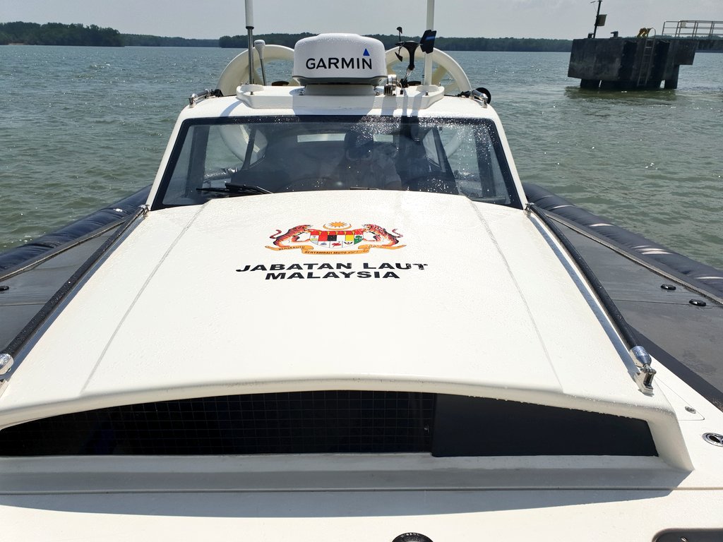VickiTreadell's tweet photo. Just 7 months ago in February I was delighted to witness the contract signing between @GriffonGHL #hovercraft &amp; their #Malaysian partner Tanahair at my Residence. Here we are today seeing the first 995Ed craft delivered to @lautMY &amp; I got to take a spin in it 😎 https://t.co/6YK6u4MpTl