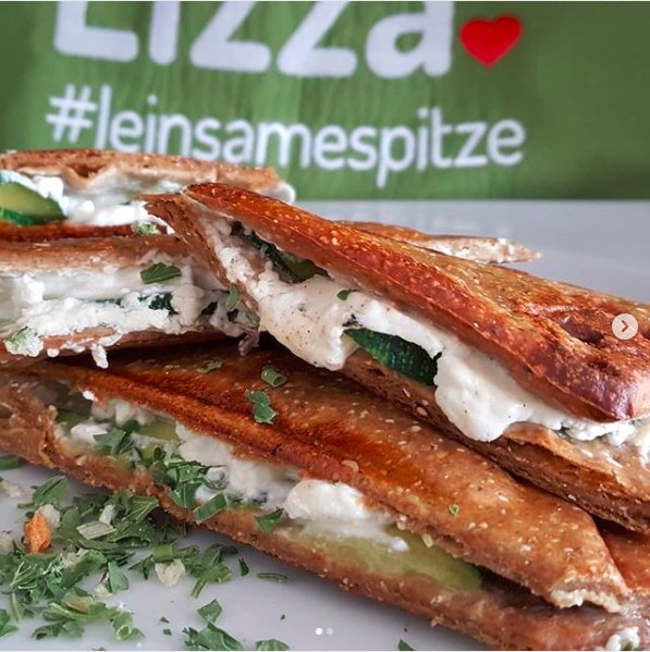 Als kleinen aber sättigenden Snack haben wir hier ein super leckeres Rezept von der genialen @korinnaboge für euch 💚 Einen Zucchini-Feta-Lizza-Toast! Genau das richtige für den kleinen Hunger nach dem Training, oder einfach so zwischendurch 🙏