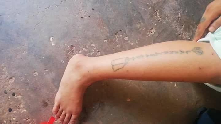ailensw's tweet photo. #JusticePourKhadija 
"Primero me violó uno y luego fueron de uno en uno. Me tatuaron en todo el cuerpo. Me desperté con dolor en los brazos y los tenía hinchados, no estaba consciente cuando me hicieron los tatuajes" https://t.co/2I81wUm9Bs