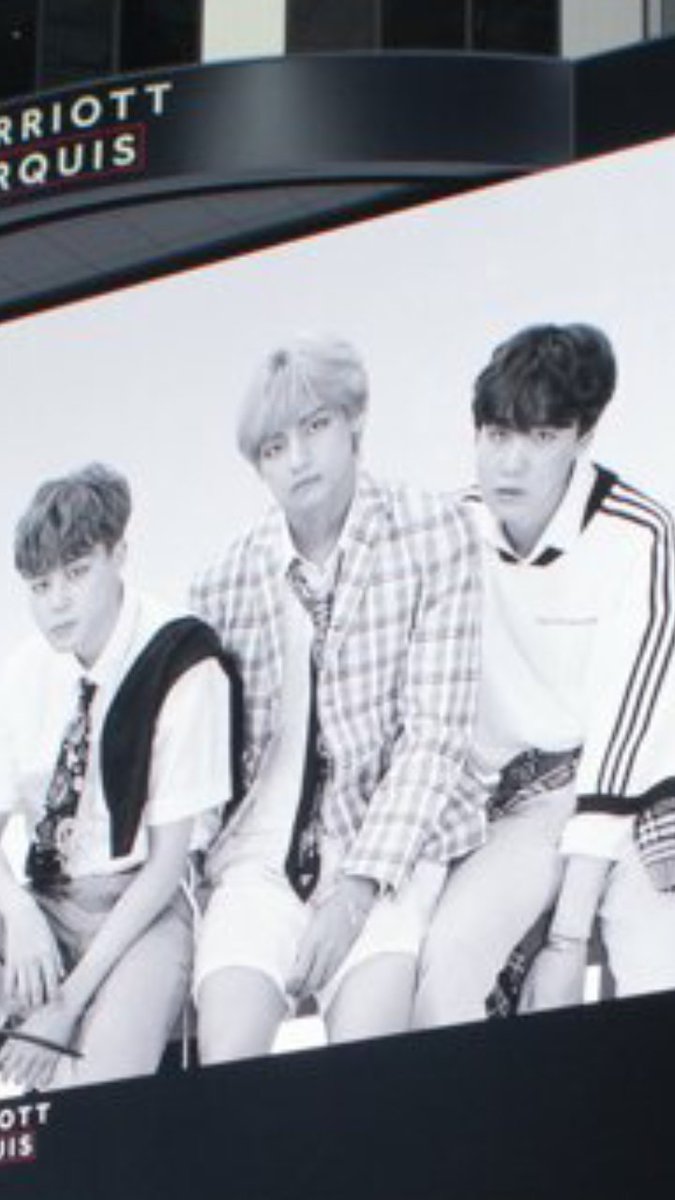 ti_est_pidr's tweet photo. @bts_bighit @Spotify Тэхен, как  будто батя двух детей. https://t.co/UH3zUStNIX