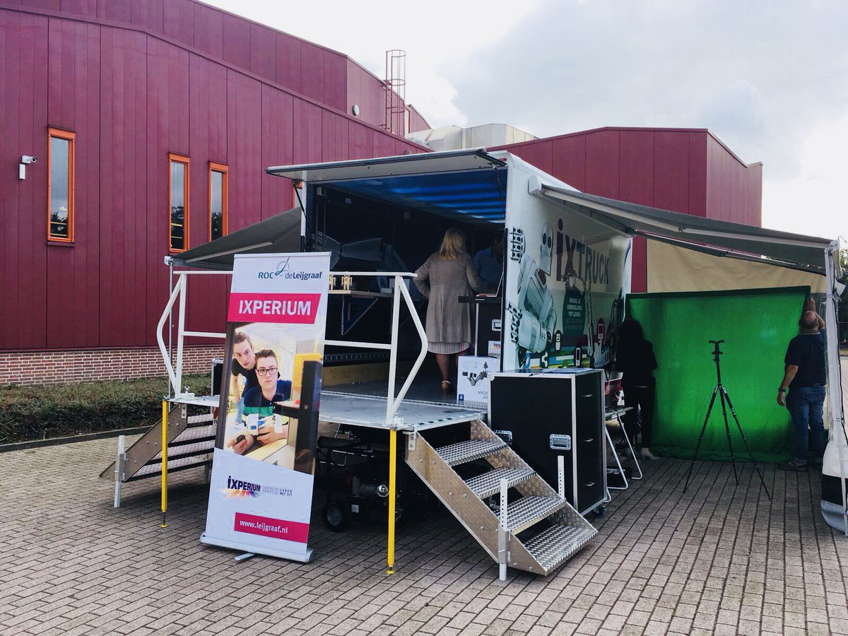 Tijdens de jaaropening van @rocdeleijgraaf mochten we eindelijk onze nieuwste aanwinst onthullen waar we héél trots op zijn: de Leijgraaf iXTruck! youtu.be/TCyXvkGZY0I Voortaan kan het @iXperiumOss @ixperium ook naar je toe komen op locatie!