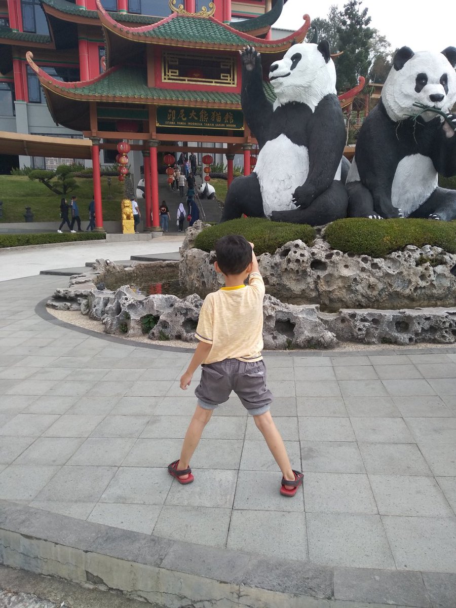Istana Panda Taman Safari Indonesia dianrachmawatisite.wordpress.com/2018/08/27/ist…