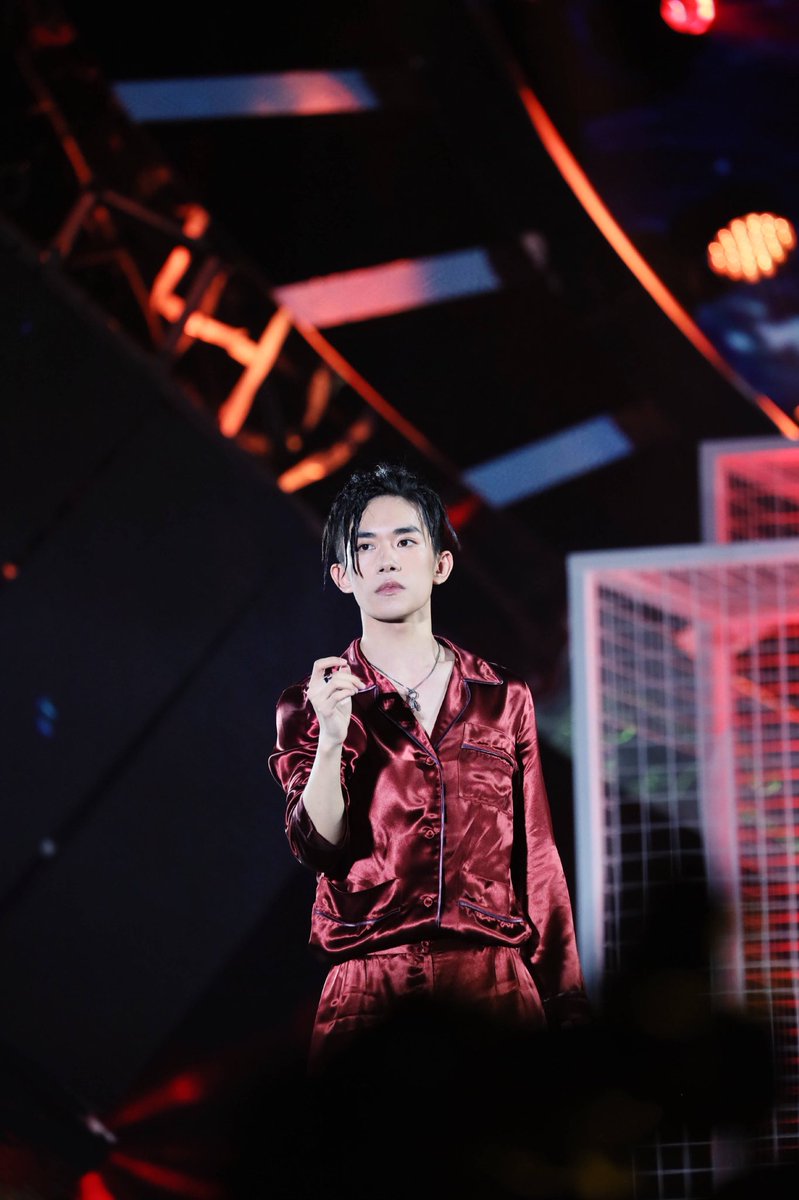 Jackson1128_lu's tweet photo. 红色睡衣风，撩的不要不要滴#Jacksonyee https://t.co/vquTv61pUl